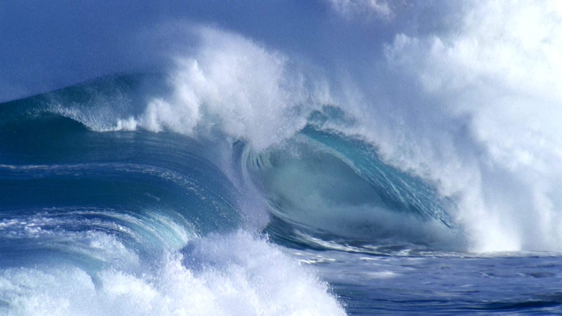 2020年海边的海浪翻滚的壮丽景象