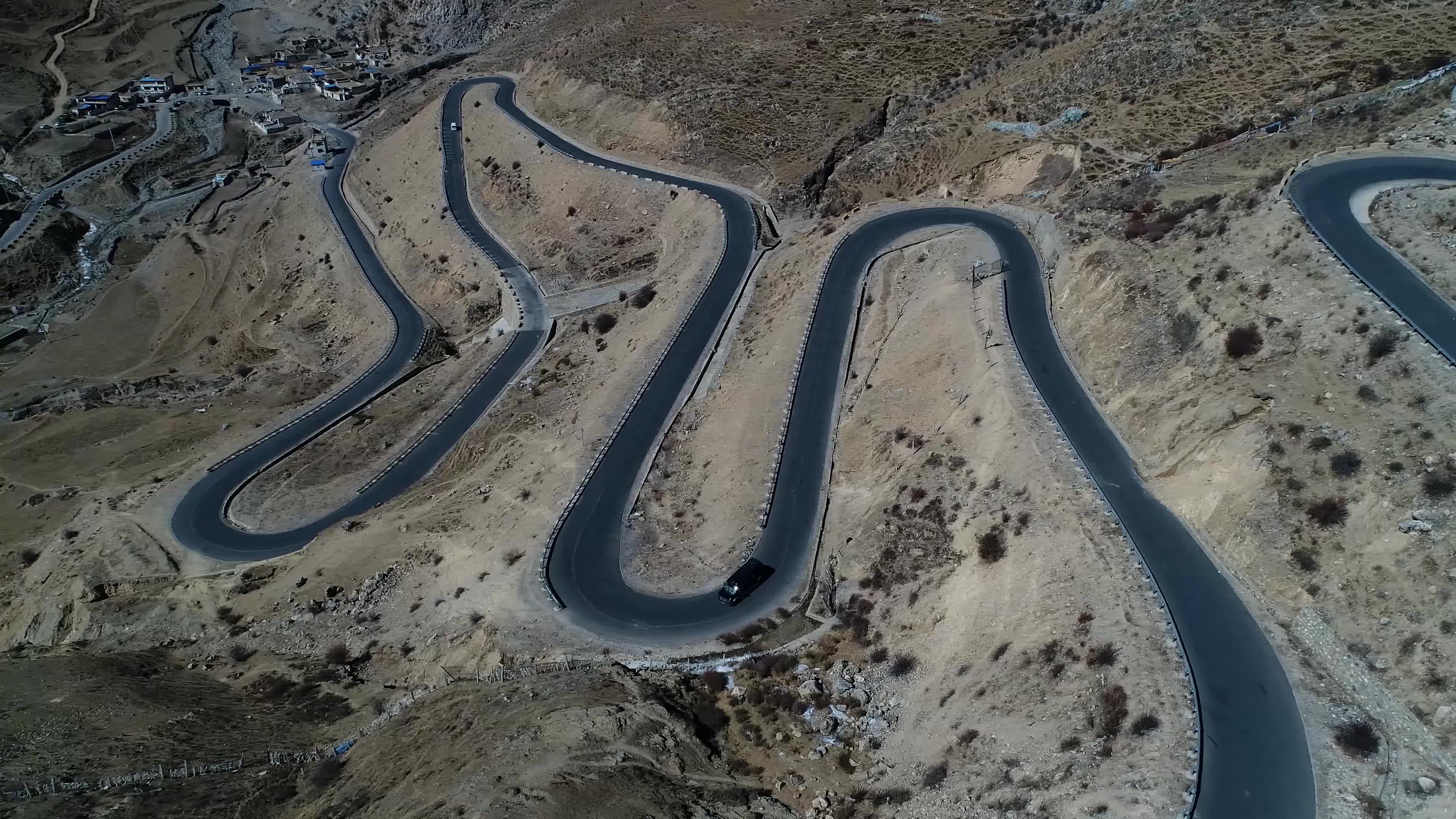 汽车在崎岖的盘山公路上小心翼翼的行驶